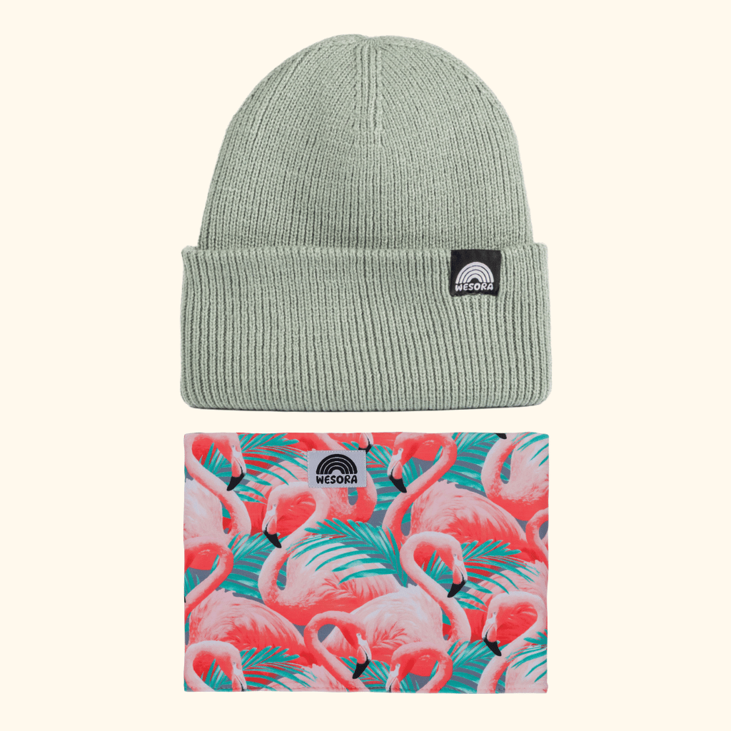 Neckwarmer & Beanie Bundle - Flamingo Green: Gerippte Beanie und Flamingo bedruckter Neckwarmer, mit Wesora-Logo.