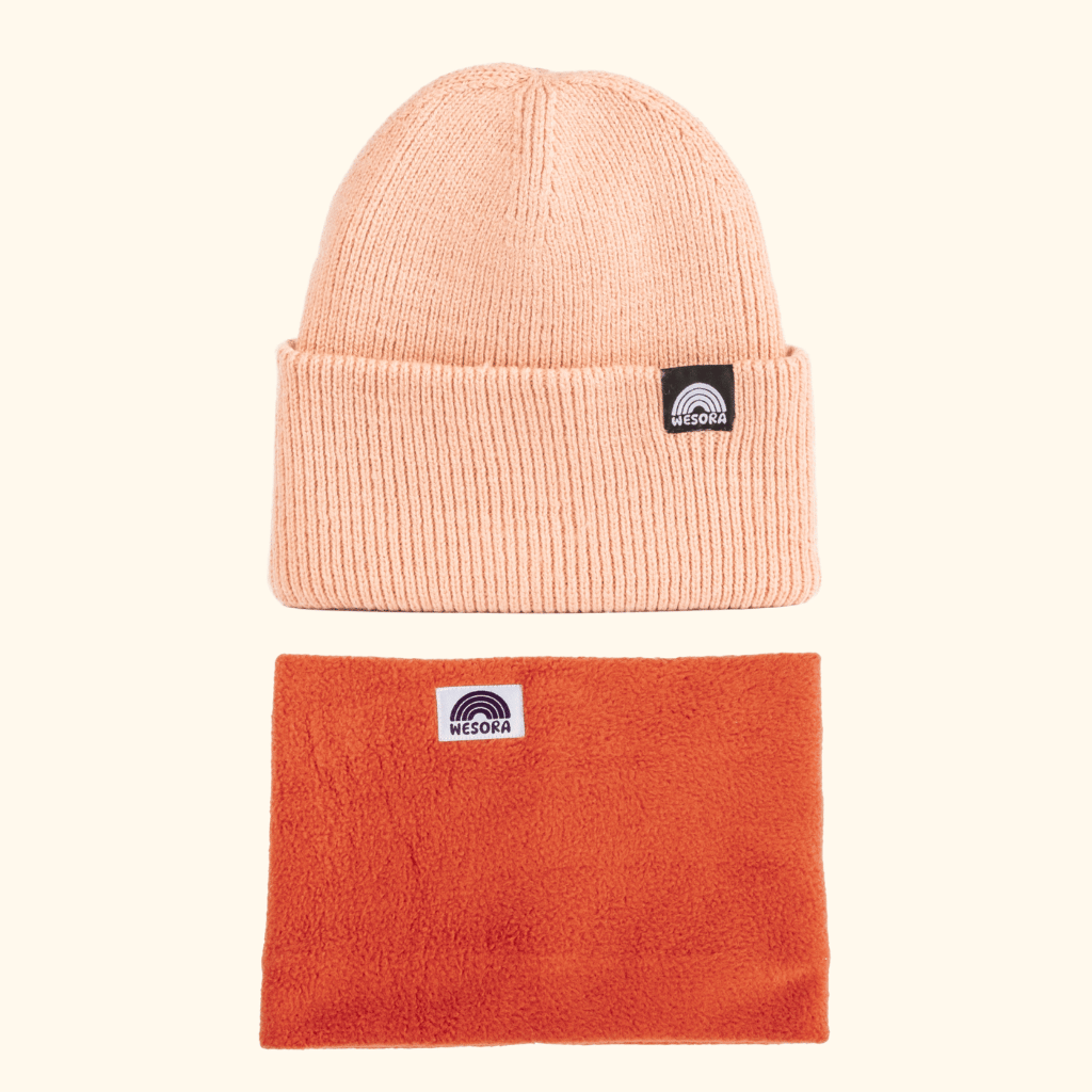 Neckwarmer & Beanie Bundle - Orange mit Wesora-Logo, bestehend aus einem weichen Mützenaufschlag und einem leuchtenden Fleece-Halswärmer, beide sorgfältig verarbeitet.