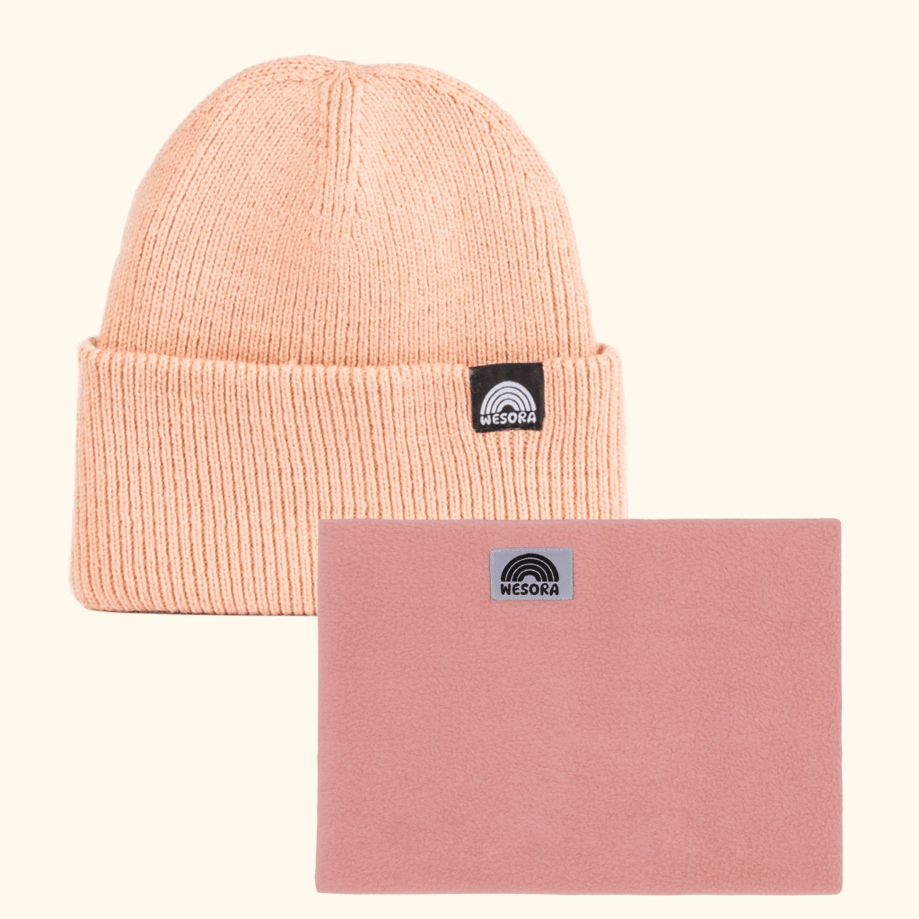 Neckwarmer & Beanie Bundle - Peach, mit WESORA-Label, elegant gerippt gestrickt, auf neutralem Hintergrund, perfekt für stilvolle Winterabenteuer.