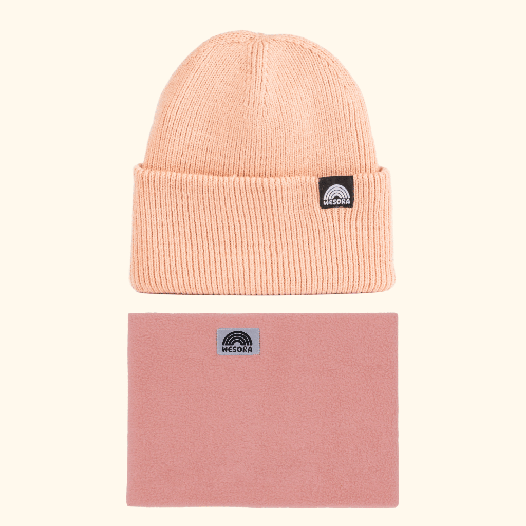 Neckwarmer & Beanie Bundle - Peach mit gefaltetem Bündchen und Regenbogen-Logo, seitlich angeordnet.