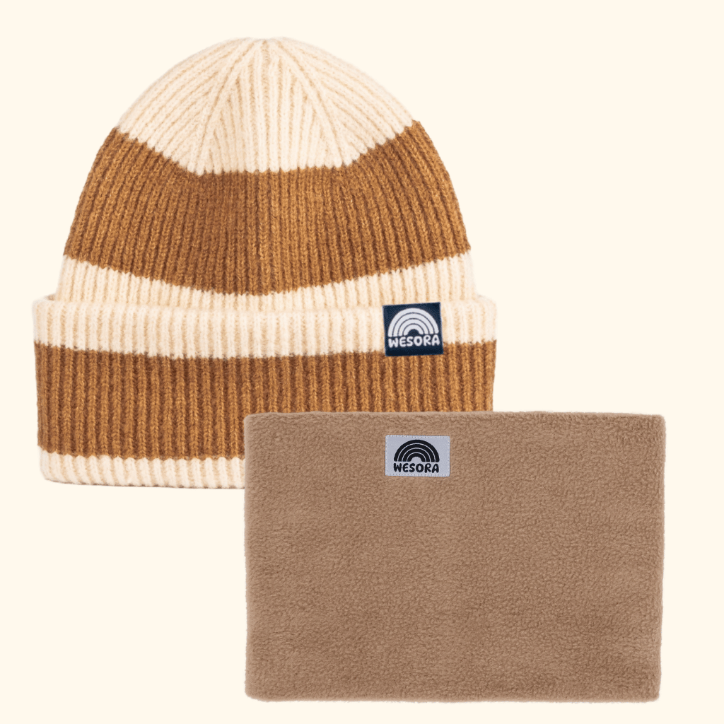 Neckwarmer & Beanie Bundle - Toffe mit breiten Streifen und WESORA-Label, präsentiert auf einem neutralen Hintergrund, perfekt für winterliche Abenteuer.