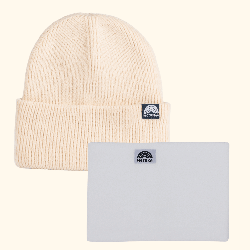 Neckwarmer & Beanie Bundle - White: Wesora Mütze in Creme mit Label und grauer Neckwarmer, beide mit Regenbogen-Logo, elegant und minimalistisch gestaltet.