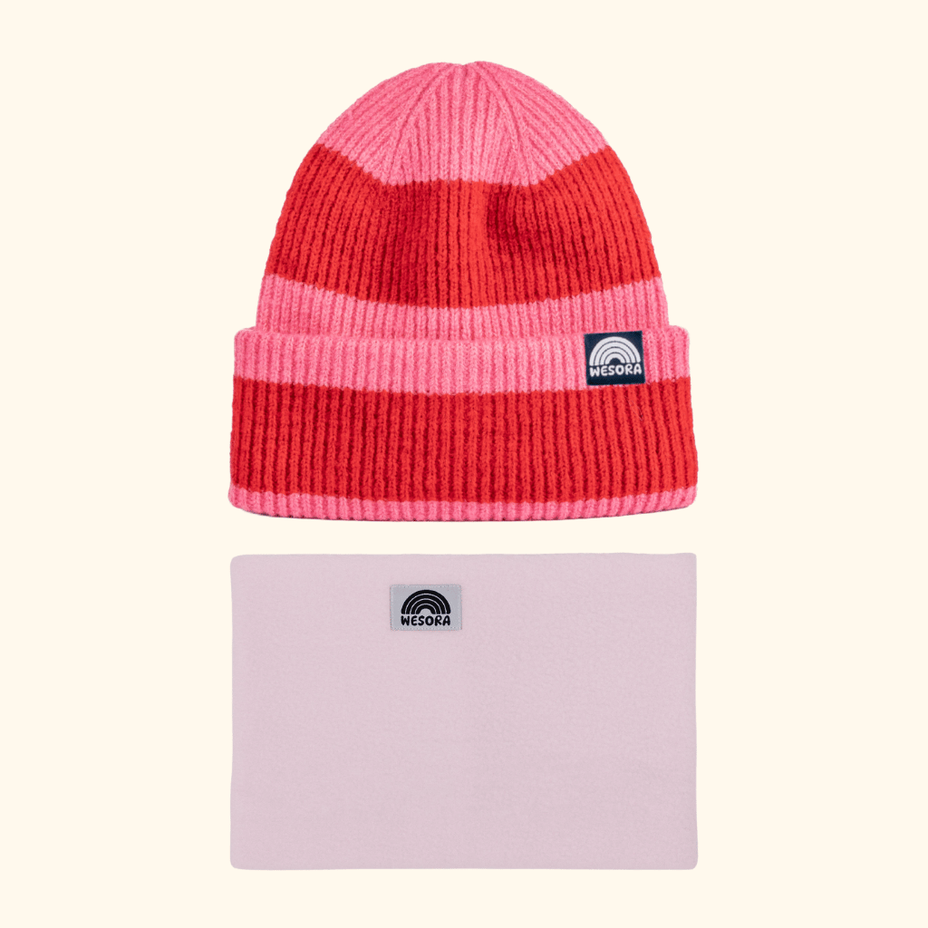 Neckwarmer & Beanie Bundle - Berry: Gestreifte Beanie und pinker Fleece-Neckwarmer von Wesora, beide mit Logo-Patch. Perfekt für farbenfrohe Winterabenteuer.