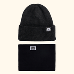 Neckwarmer & Beanie Bundle - Black mit stilvollem Wesora-Logo, schwarz, ribgestrickt, präsentiert auf schlichtem Hintergrund.