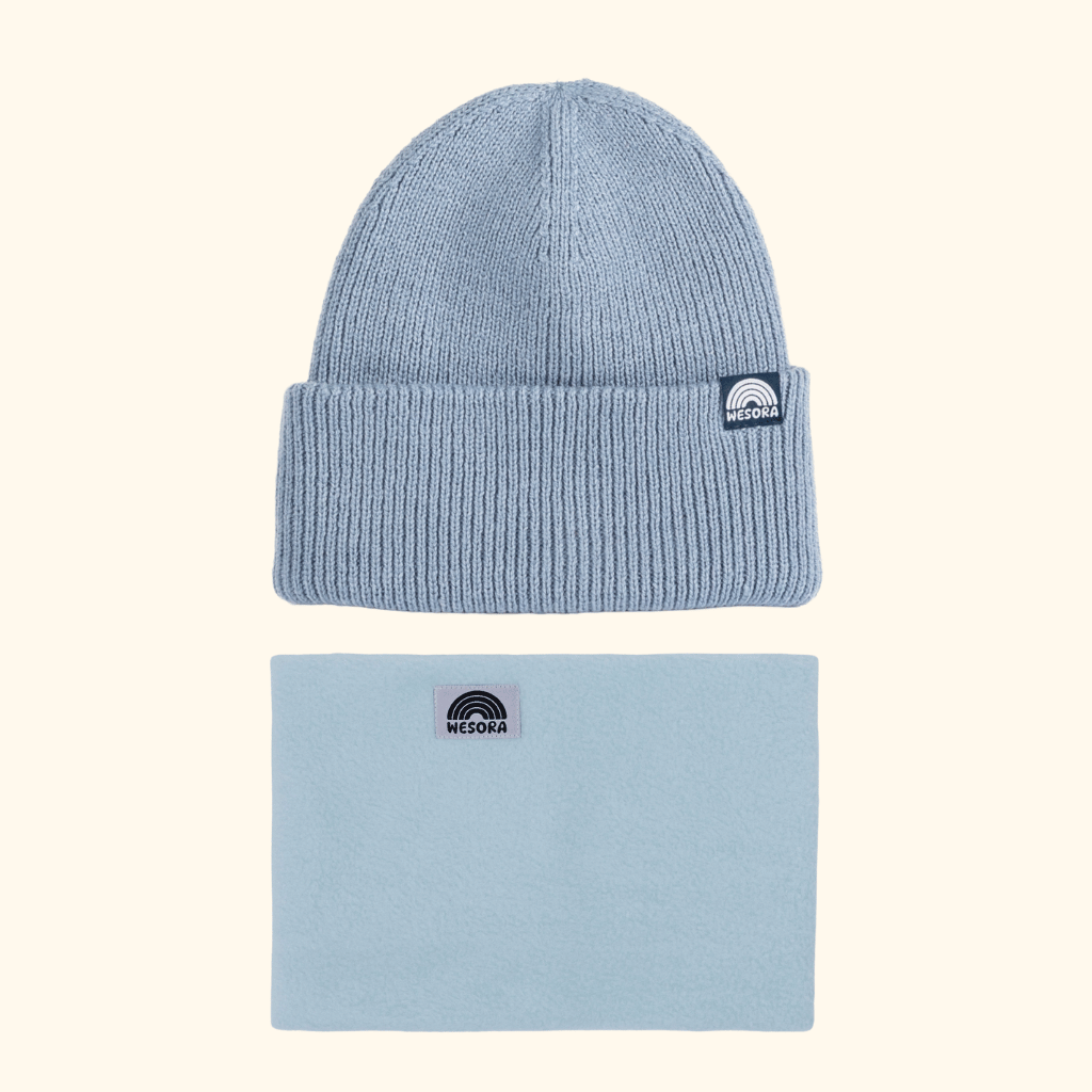 Neckwarmer & Beanie Bundle - Blue, mit WESORA-Logo, zeigt ribbed Mütze und Fleece-Halswärmer, ideal für stilvolle Winterabenteuer.