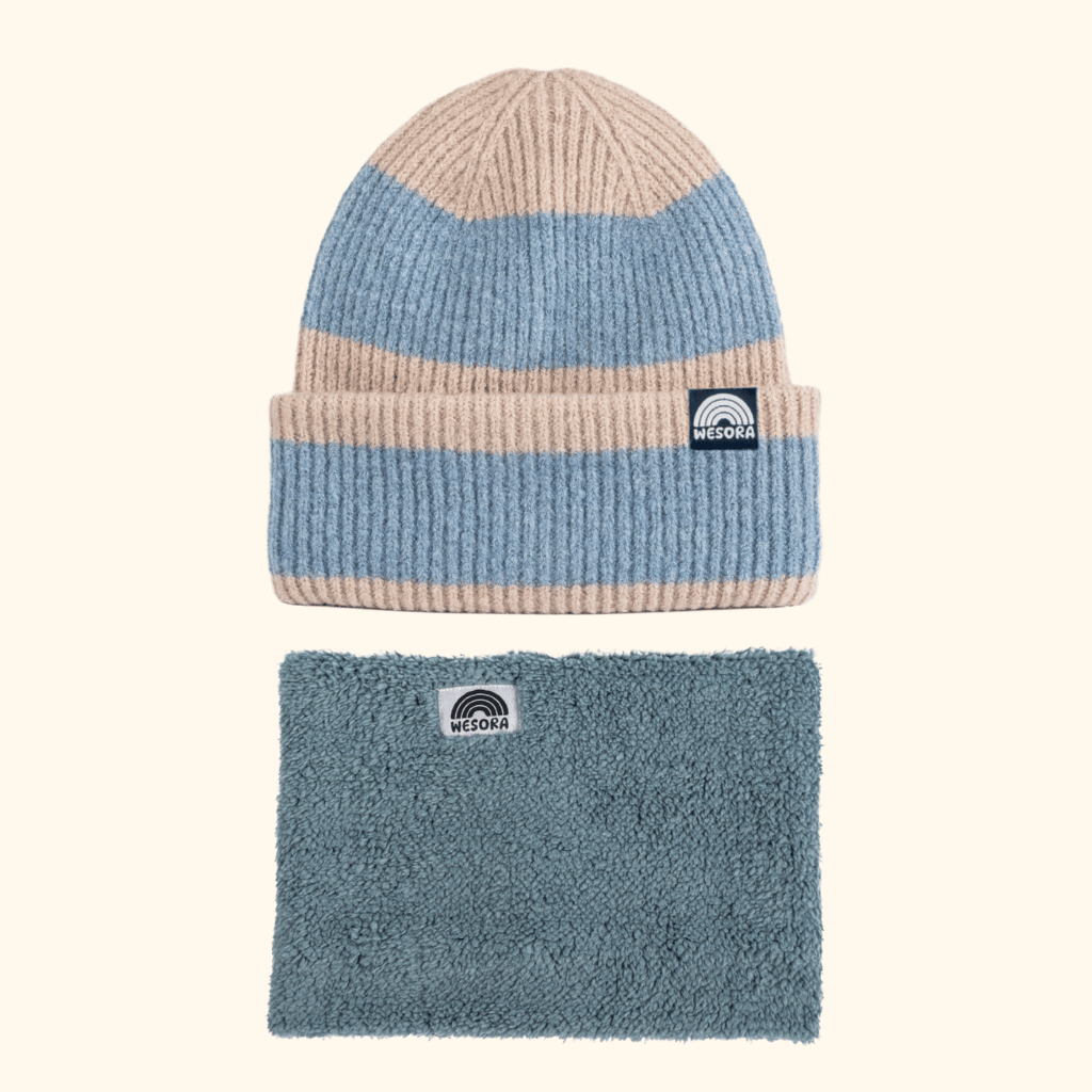 Neckwarmer & Beanie Bundle - Lagon, gestrickt in Staubblau und Beige, mit Wesora-Logo, zeigt stilvolles, warmes Design für frostige Tage.