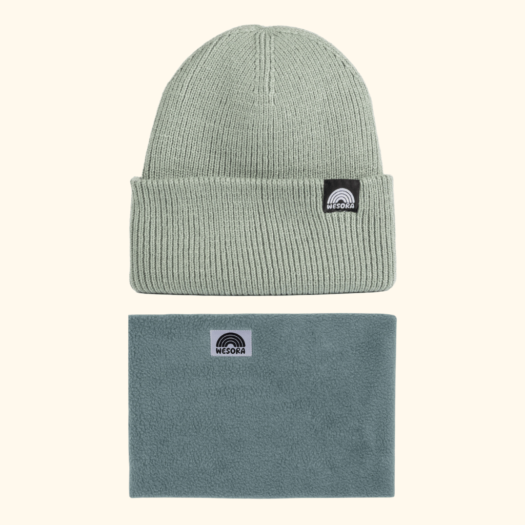 Neckwarmer & Beanie Bundle - Mint mit Wesora-Logo, in sanftem Grün, zeigt gerippte Mütze und passender Fleece-Schlauchschal, ideal für kaltes Wetter.