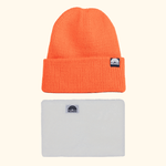 Neckwarmer & Beanie Bundle - Red: Orange, gerippte Mütze und weißer Fleece-Schal mit Wesora-Logo, beide verkörpern stilvolle Winteraccessoires.