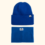 Neckwarmer & Beanie Bundle - Royal: Blaues Set aus Rippenstrick-Beanie und Fleece-Neckwarmer mit Logo-Patch, von oben fotografiert.