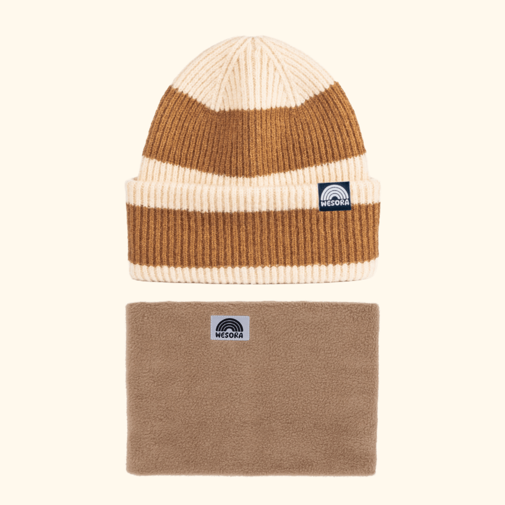Neckwarmer & Beanie Bundle - Toffe: Gestreifte Mütze und flauschiger Halswärmer mit WESORA-Label, präsentiert auf neutralem Hintergrund.