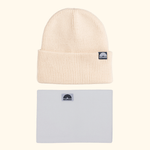 Neckwarmer & Beanie Bundle - White: Cremefarbenes Beanie und grauer Neckwarmer, beide mit Wesora-Label. Perfekt für stilvolle Winterabenteuer.