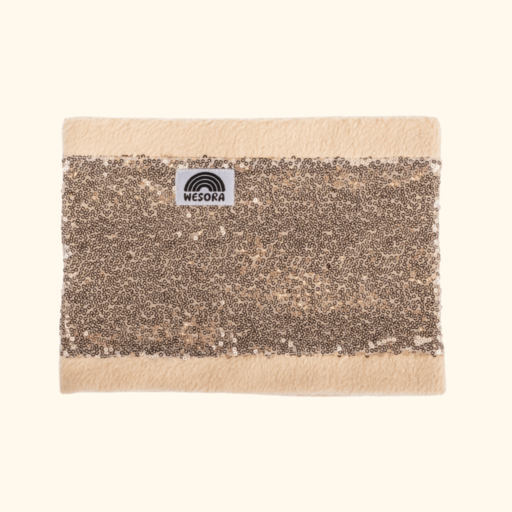 Pailetten Neckwarmer - Sparkle Gold mit goldener Paillettenborte und WESORA-Label, ideal für strahlende Wintertage, fotografiert in Nahaufnahme.
