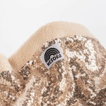 Pailetten Neckwarmer - Sparkle Gold mit goldenen Pailletten und weichem Fleece, fotografiert in Nahaufnahme, zeigt das WESORA-Label mit Regenbogenlogo.