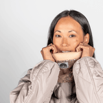 Pailetten Neckwarmer - Sparkle Gold, getragen von Frau mit dunklem Haar, verdeckt Gesichtsteile, fotografiert vor weißem Hintergrund. Ideal für leuchtende Wintertage.