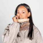 Pailetten Neckwarmer - Sparkle Gold mit funkelnden Pailletten, getragen von einem Model, fotografiert vor neutralem Hintergrund, zeigt Vorderansicht des eleganten Accessoires.