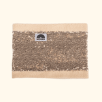 Pailetten Neckwarmer - Sparkle Gold mit goldener Paillettenborte und WESORA-Label, ideal für strahlende Wintertage, fotografiert in Nahaufnahme.