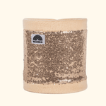 Pailetten Neckwarmer - Sparkle Gold mit goldenen Pailletten und weichem Fleecefutter, WESORA-Label vorne, für strahlende Wintertage.