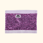 Pailetten Neckwarmer - Sparkle Lilac mit fliederfarbenem Fleece und glänzenden lilafarbenen Pailletten, Wesora-Logo vorne, handgemacht in Deutschland.