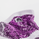 Pailetten Neckwarmer - Sparkle Lilac mit glänzenden lila Pailletten auf weißem Fleece, zeigt WESORA Label, handgemacht und stilvoll für Winterabenteuer.