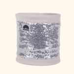 Pailetten Neckwarmer - Sparkle Silver mit silbernen Paillettenband und weichem Fleece von Wesora, ideal für stilvolle Wärme im Winter.