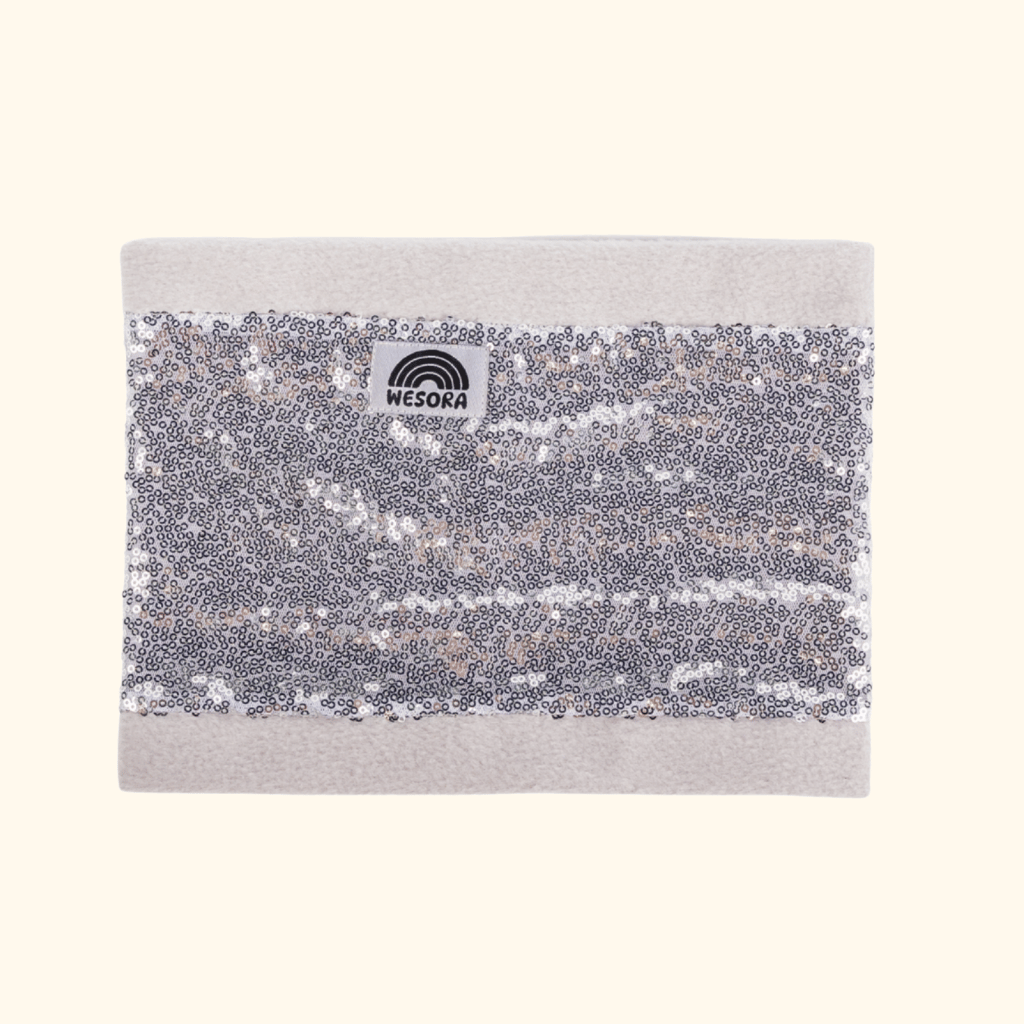 Pailetten Neckwarmer - Sparkle Silver mit glänzendem Silberstoff und grauem Fleece, WESORA-Label sichtbar, isolierend, aufrecht liegend.