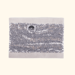 Pailetten Neckwarmer - Sparkle Silver mit glänzendem Silberstoff und grauem Fleece, WESORA-Label sichtbar, isolierend, aufrecht liegend.