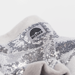 Pailetten Neckwarmer - Sparkle Silver mit silbernen Pailletten auf weißem Fleece, WESORA-Label sichtbar, Handarbeit aus Deutschland, designt in Österreich.