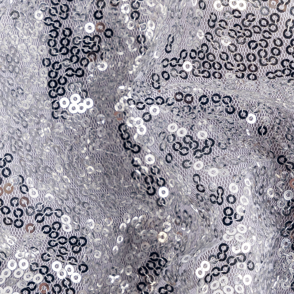 Pailetten Neckwarmer - Sparkle Silver mit schimmernden Pailletten auf silbernem Netzstoff, handgemacht in Deutschland, designt in Österreich.