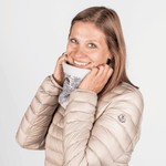 Pailetten Neckwarmer - Sparkle Silver mit schimmerndem Design, getragen von einer lächelnden Frau, fotografiert frontal vor neutralem Hintergrund.