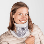 Pailetten Neckwarmer - Sparkle Silver mit schimmerndem Pailletten-Panel, getragen von lächelnder Frau in gesteppter Jacke, frontal aufgenommen.