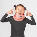 Fleece Neckwarmer - Peachy Rose Kid mit „WESORA“-Logo, getragen von Mädchen mit zwei Buns, Hände in „Rock on“-Geste, vor schlichtem Hintergrund.