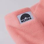 Fleece Neckwarmer - Peachy Rose Kid mit korallenrosa Fleece und WESORA-Patch, abgebildet in Nahaufnahme. Perfekt für lebendige Winterabenteuer.