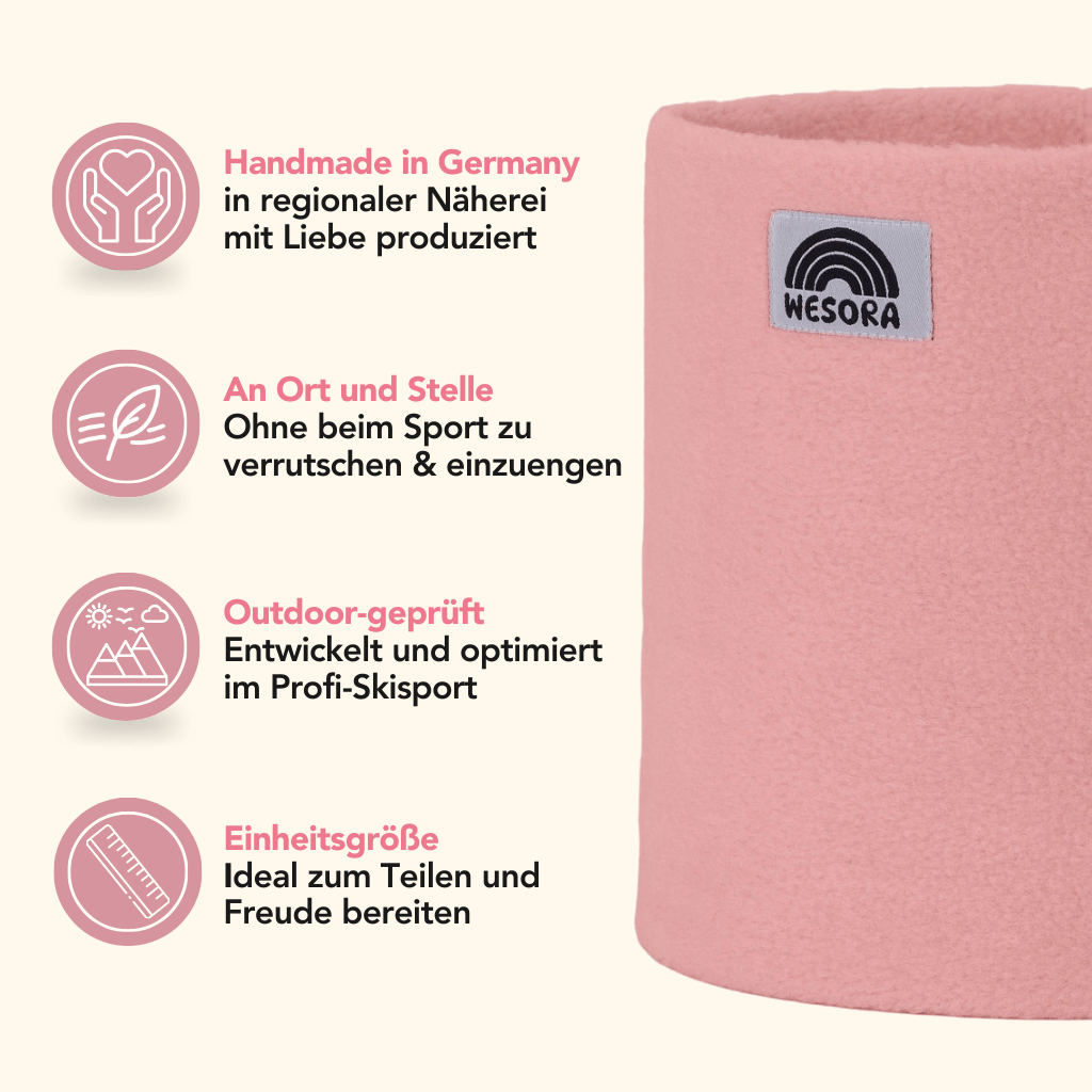 Fleece Neckwarmer - Peachy Rose mit weicher, nahtloser Struktur und WESORA-Label, präsentiert neben Icons zu Handarbeit, perfektem Sitz, Outdoor-Tests und Einheitsgröße.