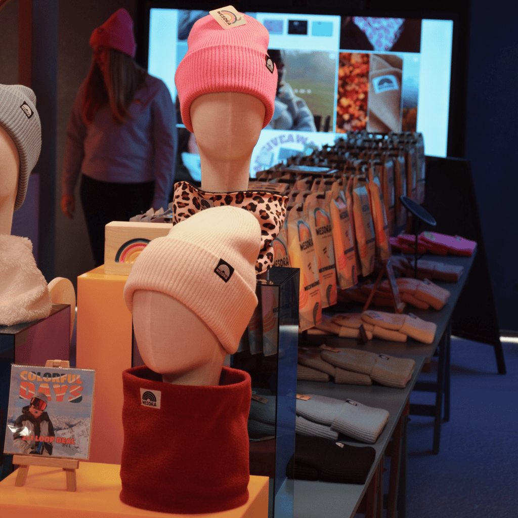 Ausschnitt des Pop-Up Stores. Im Vordergrund auch Hintergrund sieht man Beanies und Neckwarmer, welche verkauft werden.