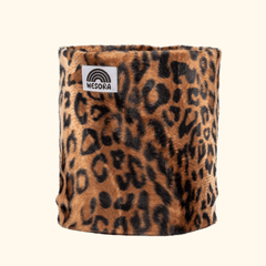 Printed Neckwarmer - Wild Leo Fur mit Leopardenmuster und WESORA-Label, handgemacht in Deutschland.