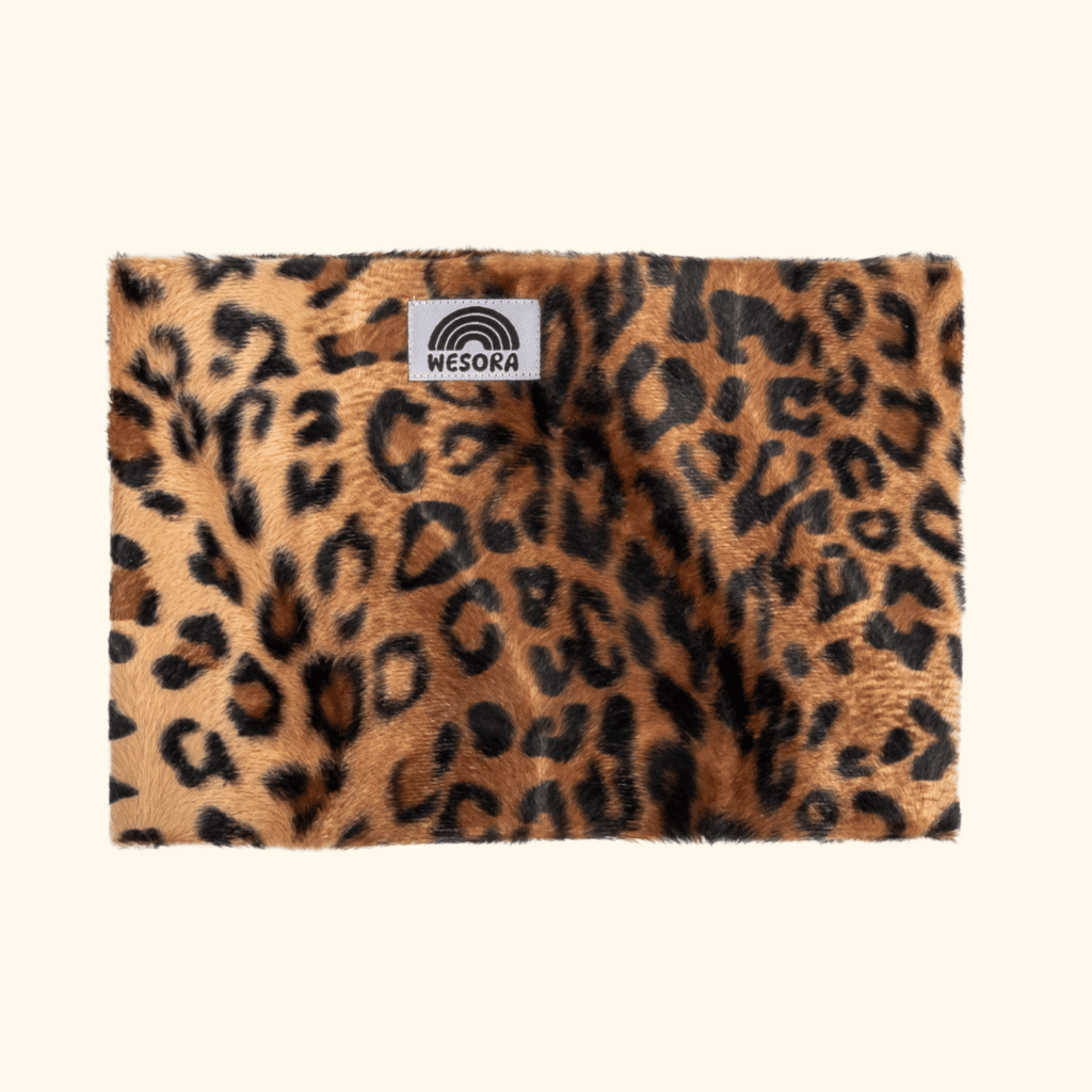 Printed Neckwarmer - Wild Leo Fur mit auffälligem Leopardenmuster und WESORA-Logo, handgemacht in Deutschland, designt in Österreich, ideal für Abenteuer.