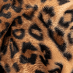 Printed Neckwarmer - Wild Leo Fur mit kräftigem Leopardenmuster, fotografiert aus der Nähe, zeigt die elegante, abenteuerliche Ästhetik von WESORA.