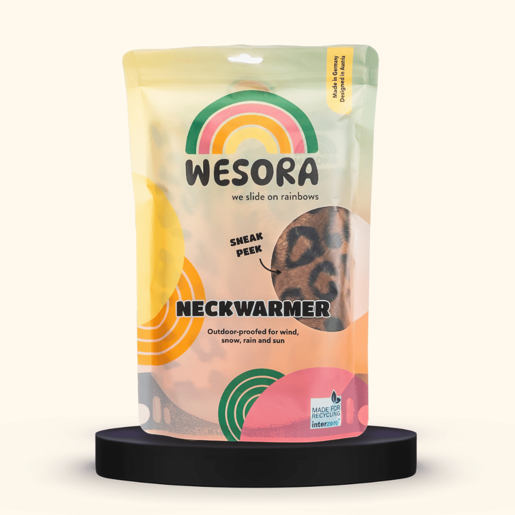 Printed Neckwarmer - Wild Leo Fur mit Leopardenmuster, in wiederverschließbarer Verpackung mit Sichtfenster und Produktinfos, fotografiert von vorne.