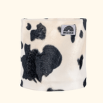 Printed Neckwarmer - Cow Spirit Fur mit Kuhmuster, aus plüschigem Kunstfell, Markenlabel WESORA sichtbar, fotografiert in Nahaufnahme, zeigt detailreichen Stoff.