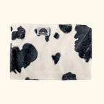 Printed Neckwarmer - Cow Spirit Fur mit Kuhmuster und WESORA-Logo, handgemacht für stilvolle Wärme und Komfort. Ideal für Abenteuer und Alltag.