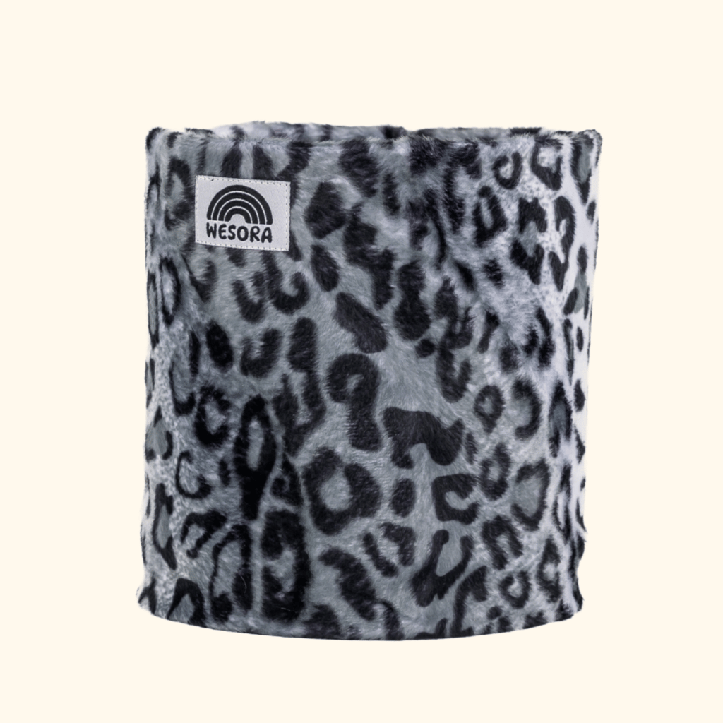 Printed Neckwarmer - Grey Leo Fur mit grauem Leopardenmuster und WESORA-Label, zeigt urbane Coolness und natürlichen Charme, aus flauschigem Fleece.