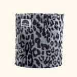Printed Neckwarmer - Grey Leo Fur mit grauem Leopardenmuster und WESORA-Label, zeigt urbane Coolness und natürlichen Charme, aus flauschigem Fleece.