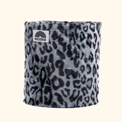 Printed Neckwarmer - Grey Leo Fur mit grauem Leopardenmuster und WESORA-Label, zeigt urbane Coolness und natürlichen Charme, aus flauschigem Fleece.