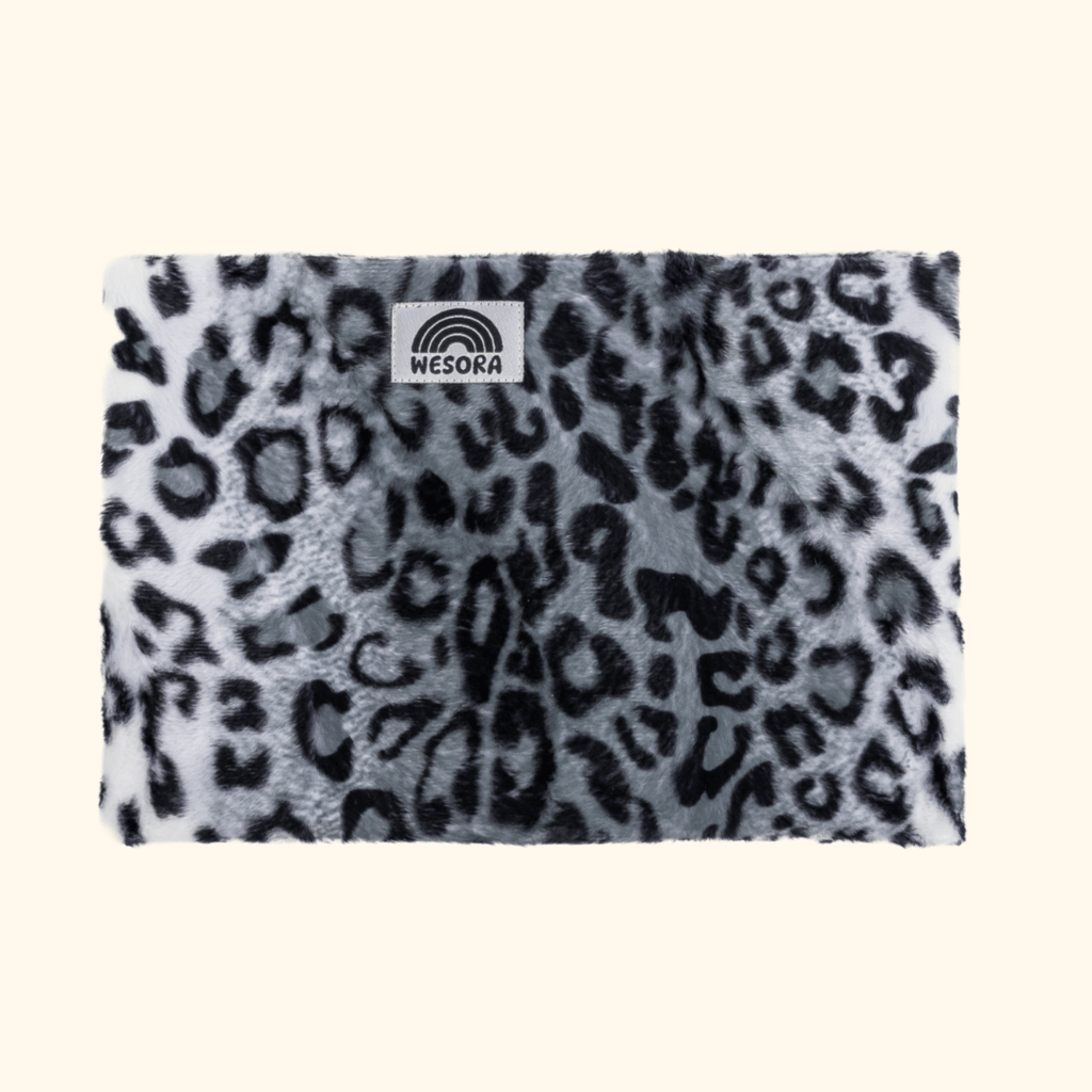 Printed Neckwarmer - Grey Leo Fur mit schwarz-grauem Leopardenmuster, WESORA-Label sichtbar, auf einer flachen Oberfläche liegend.