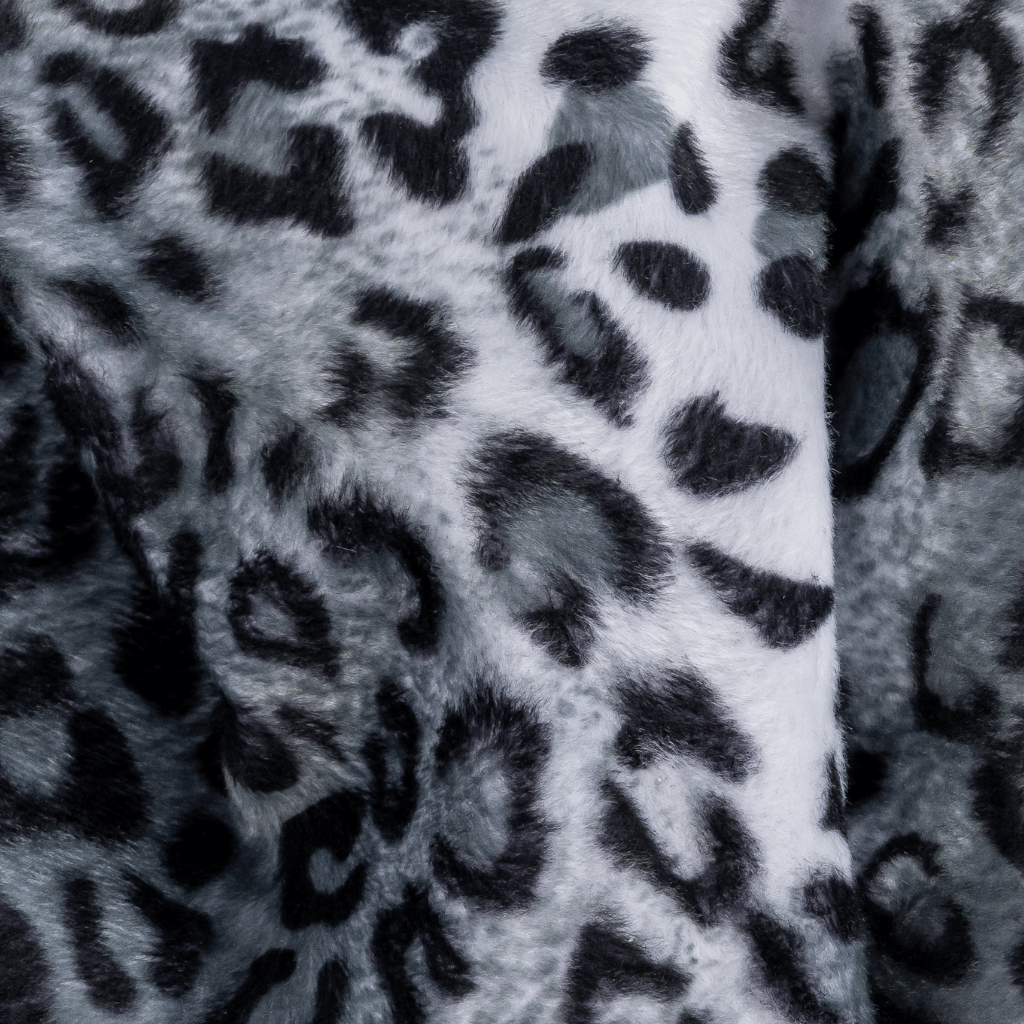 Printed Neckwarmer - Grey Leo Fur mit grauem Leopardenmuster auf flauschigem Stoff, handgemacht in Deutschland, bietet urbane Coolness und Wärme.