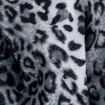 Printed Neckwarmer - Grey Leo Fur mit grauem Leopardenmuster auf flauschigem Stoff, handgemacht in Deutschland, bietet urbane Coolness und Wärme.