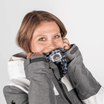 Printed Neckwarmer - Grey Leo Fur mit blauem Leopardenmuster, getragen von lächelnder Frau, betont das flauschige Fleece und sportlichen Stil.