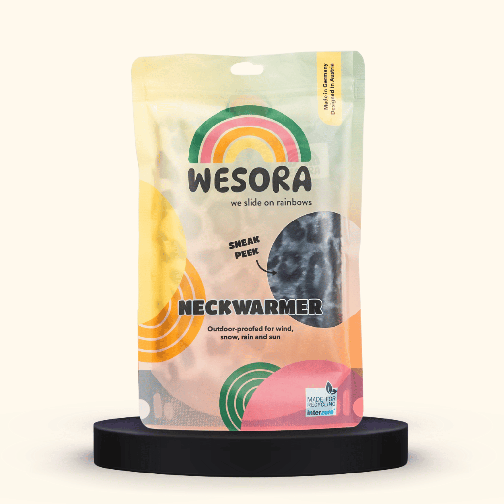 Printed Neckwarmer - Grey Leo Fur, mit grauem Leopardenmuster, durch Fenster sichtbar, in bunter, recycelbarer Verpackung, zeigt urbane Coolness und Komfort.