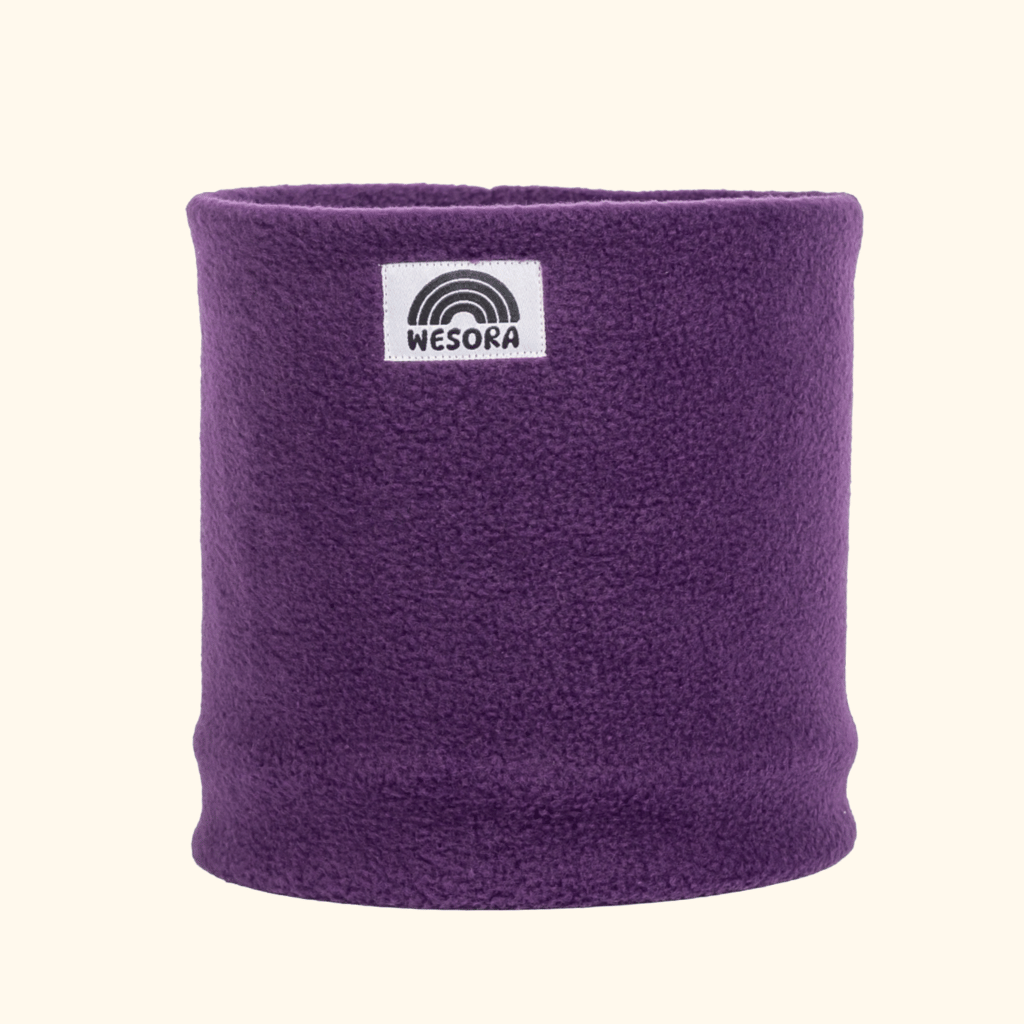 Fleece Neckwarmer - Purple Noir mit kleinem WESORA-Label, aus weichem Fleece, ideal für Kälte, fotografiert in Nahaufnahme.