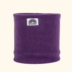 Fleece Neckwarmer - Purple Noir mit kleinem WESORA-Label, aus weichem Fleece, ideal für Kälte, fotografiert in Nahaufnahme.